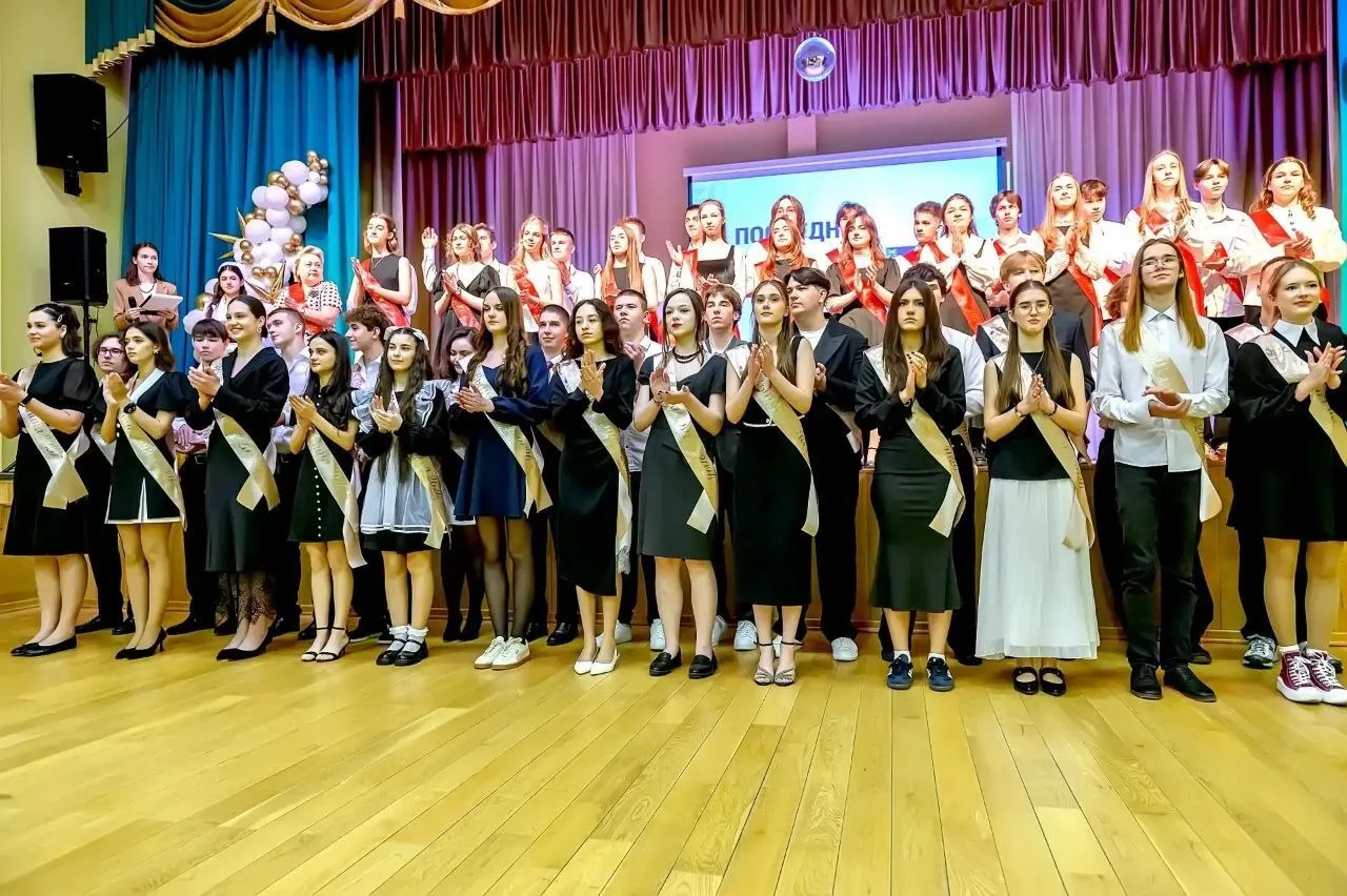 🎓 116 выпускников сделали первый шаг в будущее в школе имени Героя России А. Г. Монетова  Для ребят 