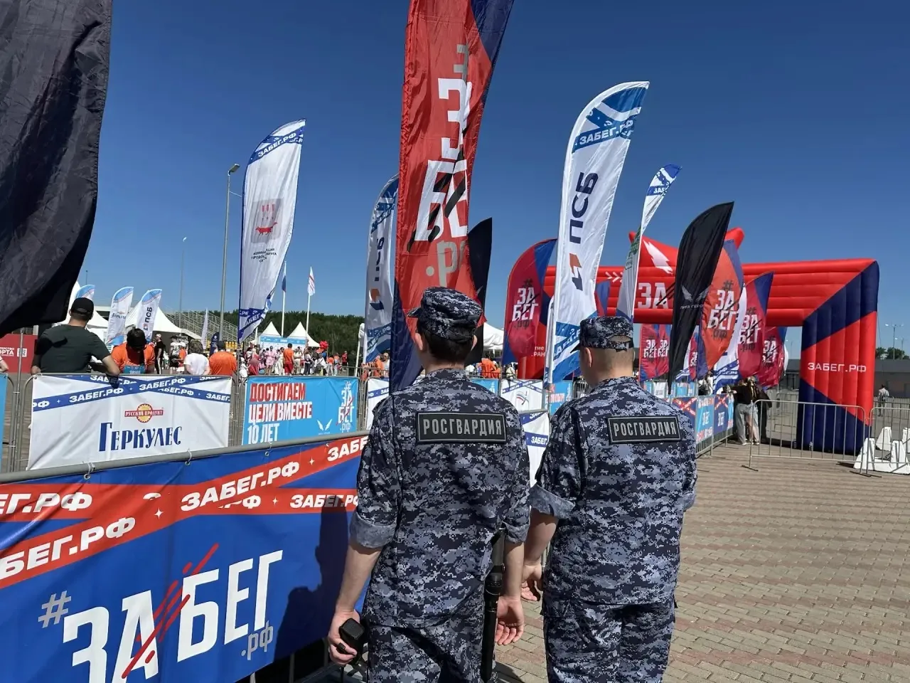 В Приволжье росгвардейцы обеспечили безопасность полумарафона «Забег.РФ 2026»  🎉Масштабное спортивно