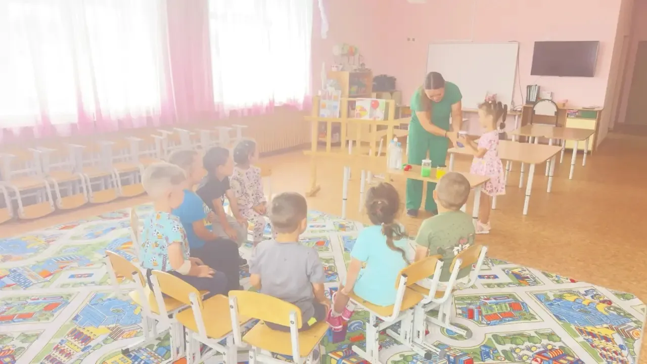 Кечкенәләр төркеме балалары белән төрле тәҗрибәләр үткәрдек.