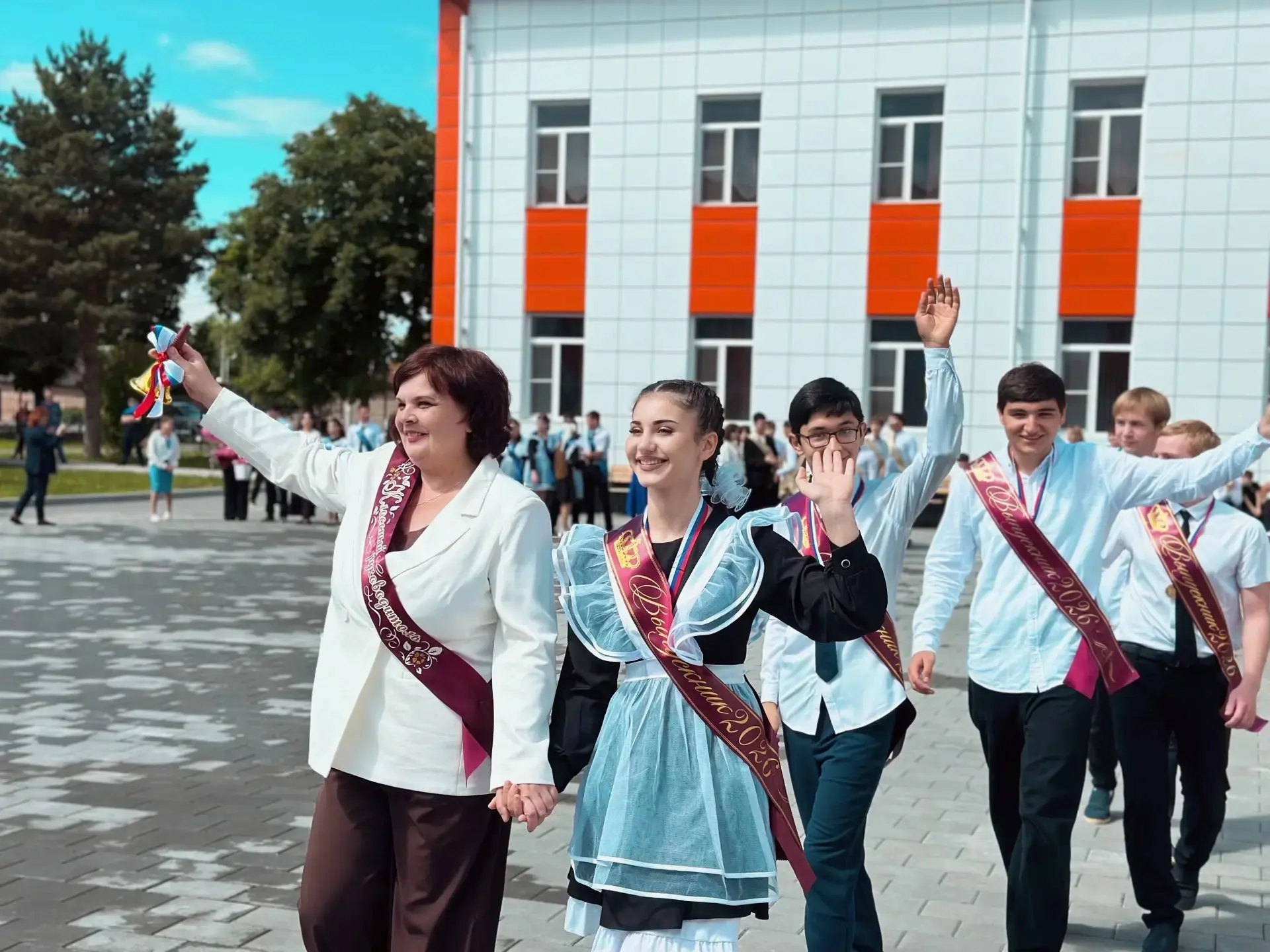 26 мая в нашей школе прошла торжественная линейка, посвященная Празднику Последнего зво...