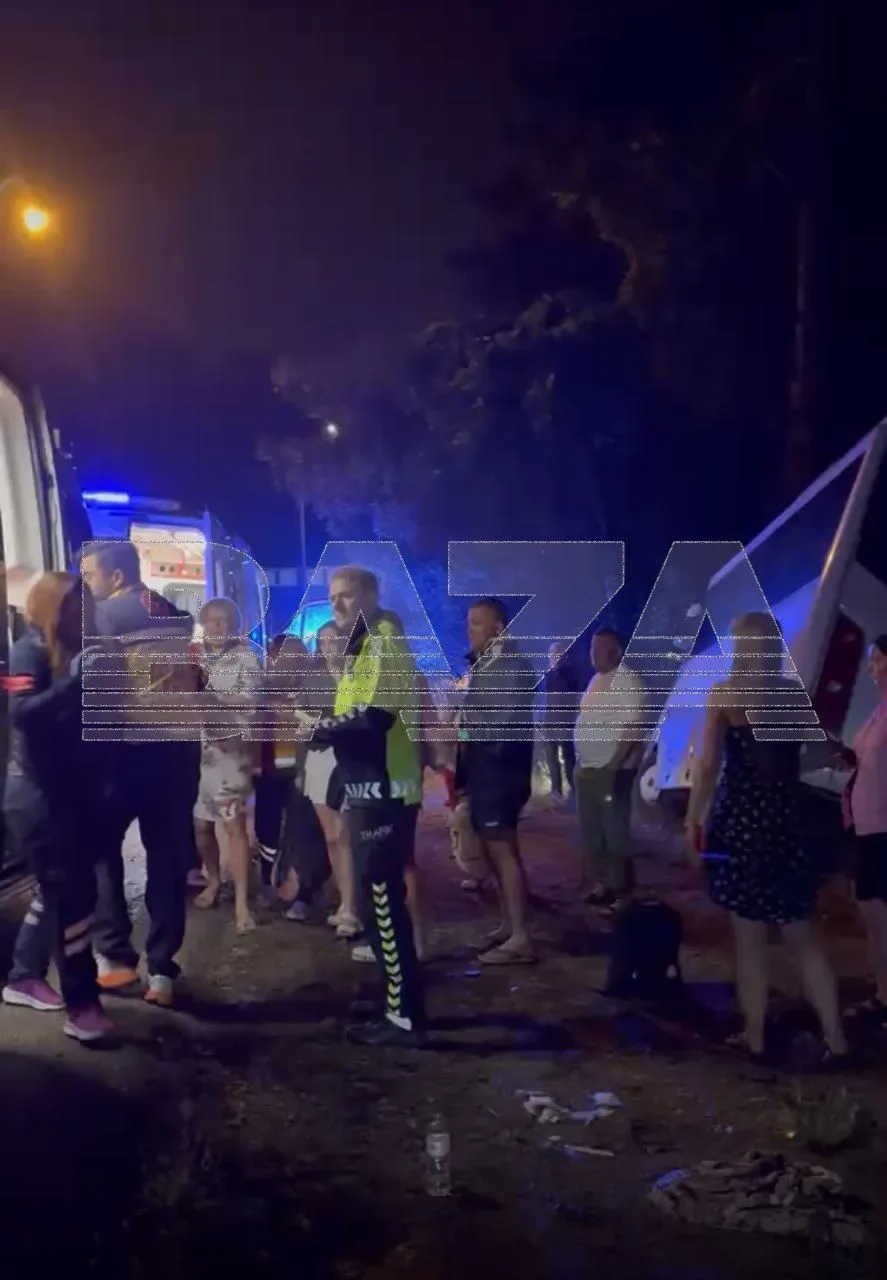 Первые кадры с места ДТП с экскурсионным автобусом в Турции, в котором пострадали 14 россиян.  Водит
