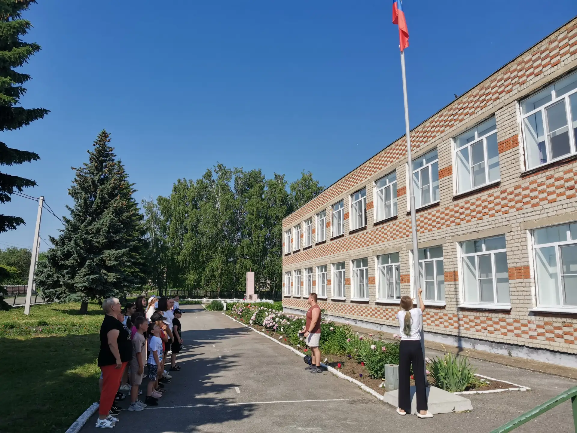 🇷🇺 Сегодняшний день в нашем школьном лагере был посвящён Дню России! 
Программа мероприятий начала