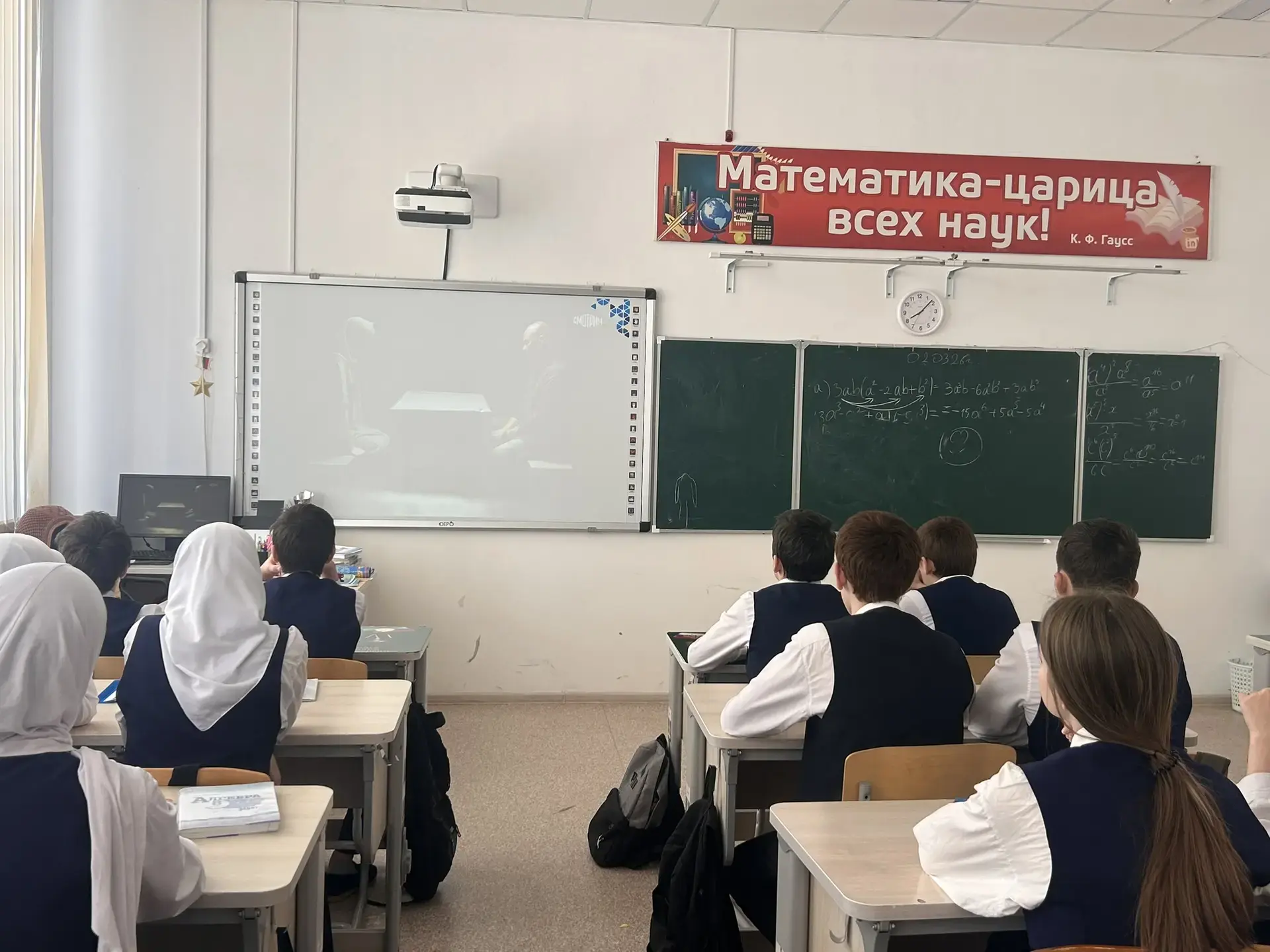 📹 В старших классах прошел показ документального фильма «Предательство».  В рамках реализации компле