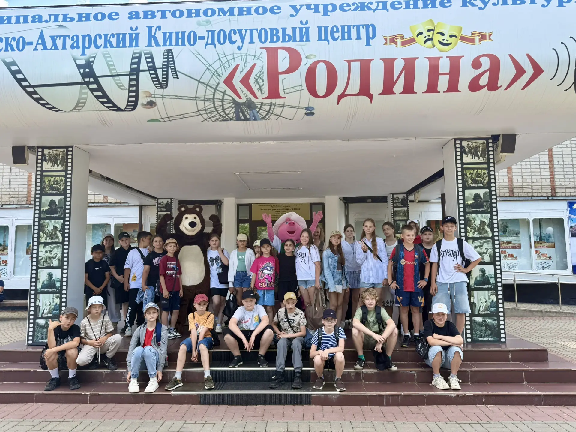 В рамках программы "Культура для школьников" четвертый и пятый экипажи сегодня посетили кинотеатр " 