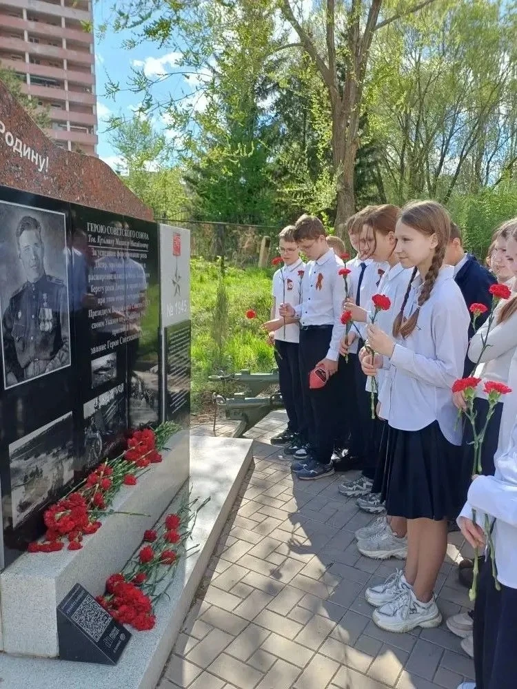 🕊️Ученики 7-4 классов лицея с гордостью возложили цветы к памятнику Героя Советского Союза Кузьмину 