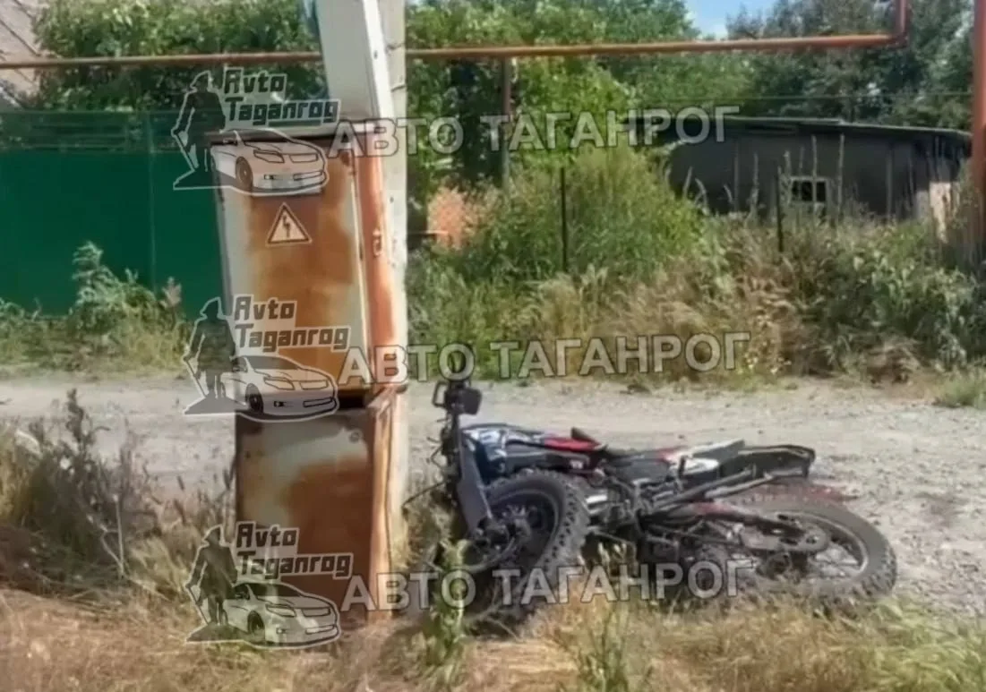 26-летний питбайкер погиб, врезавшись в столб в селе Беглица Неклиновского района.

Он не успел вовр