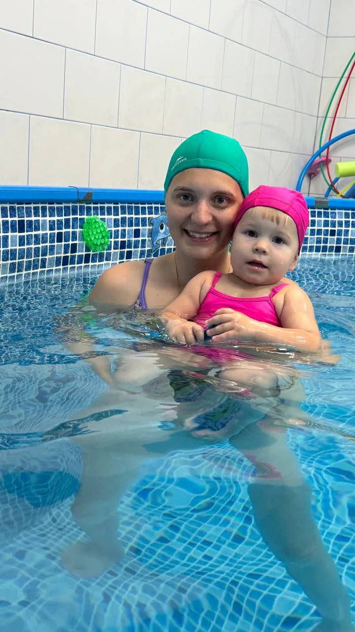 Наш тренер Ульяна Куракова с дочкой Никой 🐥 на занятиях в бассейне