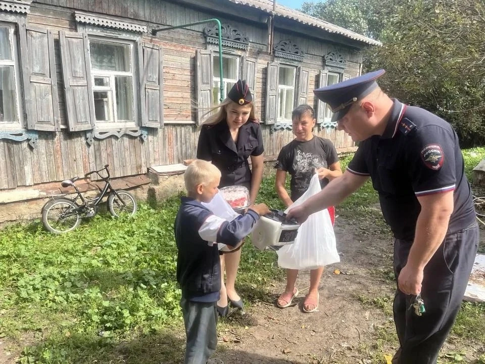Сотрудники ОМВД России «Тамбовский» приняли участие во Всероссийской акции «Помоги пойт...