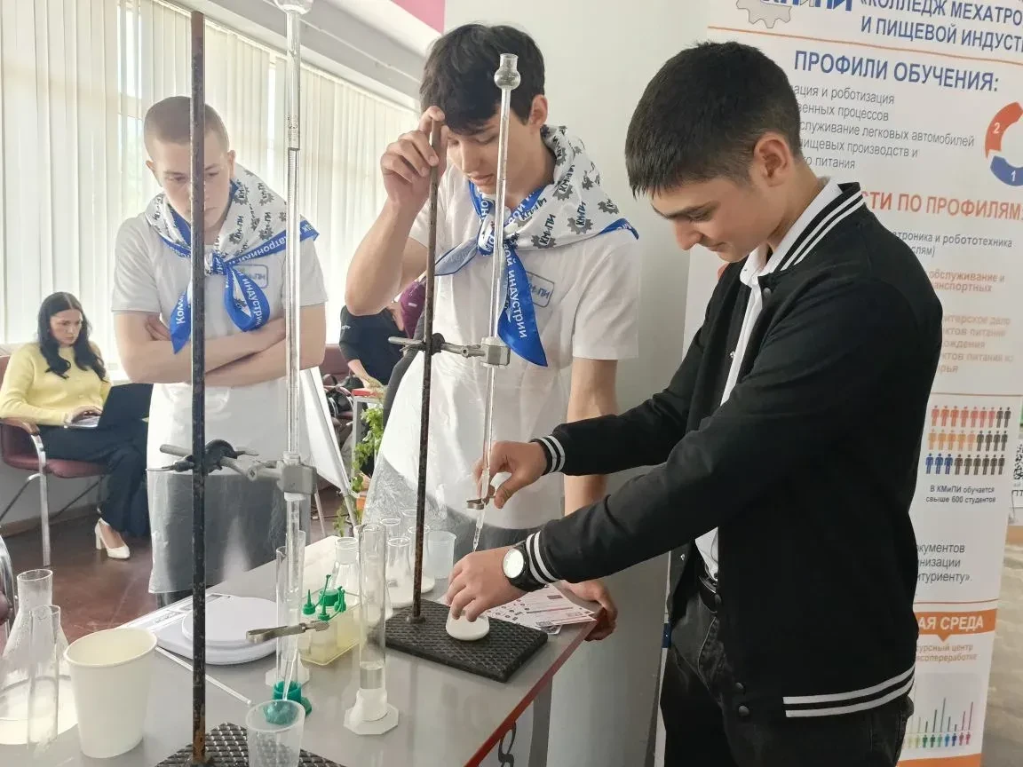 Сегодня наш 7 агрокласс в рамках проекта «Билет в будущее» посетил Первую ярмарку вакан...