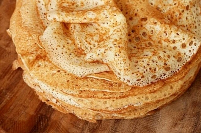 ЗАВАРНЫЕ КРУЖЕВНЫЕ БЛИНЧИКИ НА КЕФИРЕ😍😋  📌ИНГРЕДИЕНТЫ  1 стакан кефира 150 гр муки 1 яйцо0,5 стакана