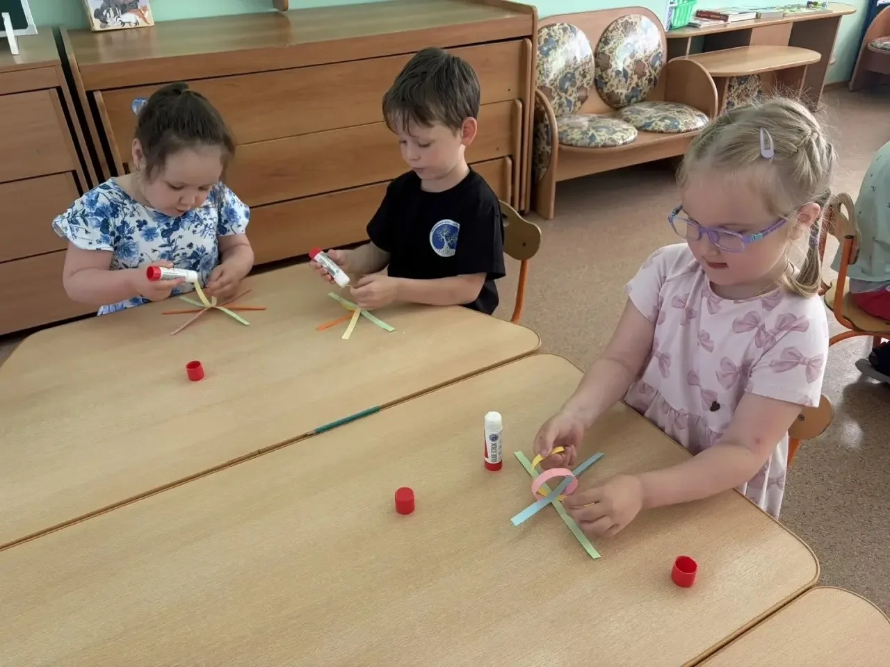 🧶🧶 Волшебство в гостях у средней группы: бумажные мячики для нашего Кота!