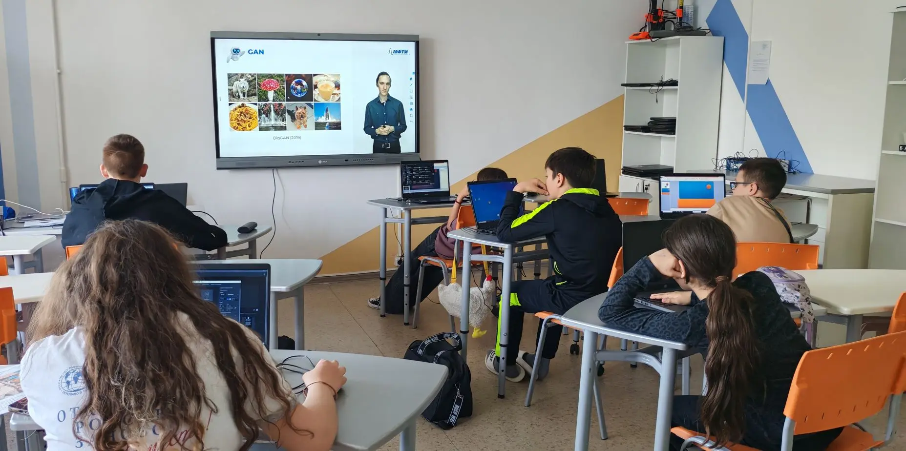 🎓✨ Графические дизайнеры завершают обучение ярким финалом!