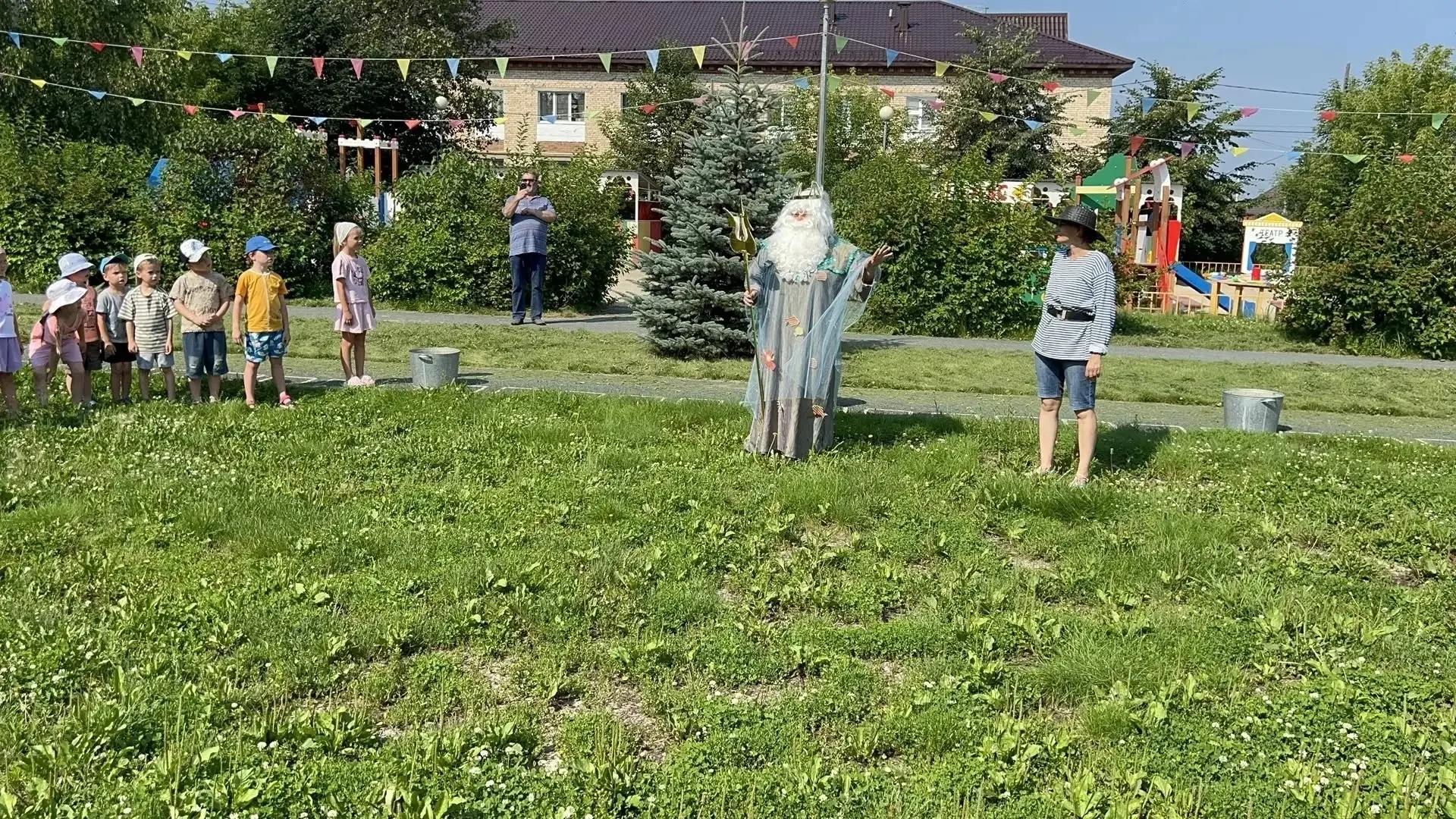 В жаркие летние дни так здорово отдохнуть у воды! Но мы - за безопасный и полезный отдых! К нашим ма