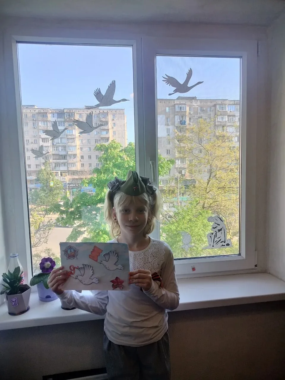 Чаликова Елена, ученица  3А класса принимает участие в акции "Окна Победы"