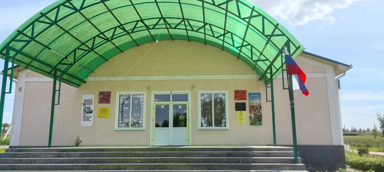 Долиновка в цветах триколора! 🇷🇺

Наше село активно участвует во Всероссийской акции «Флаги России