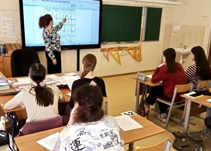 ГОТОВИМСЯ К ОГЭ  🎓 В корпусе на #Белозерская12 стартовали очередные каникулы «Сдаём математику на 10