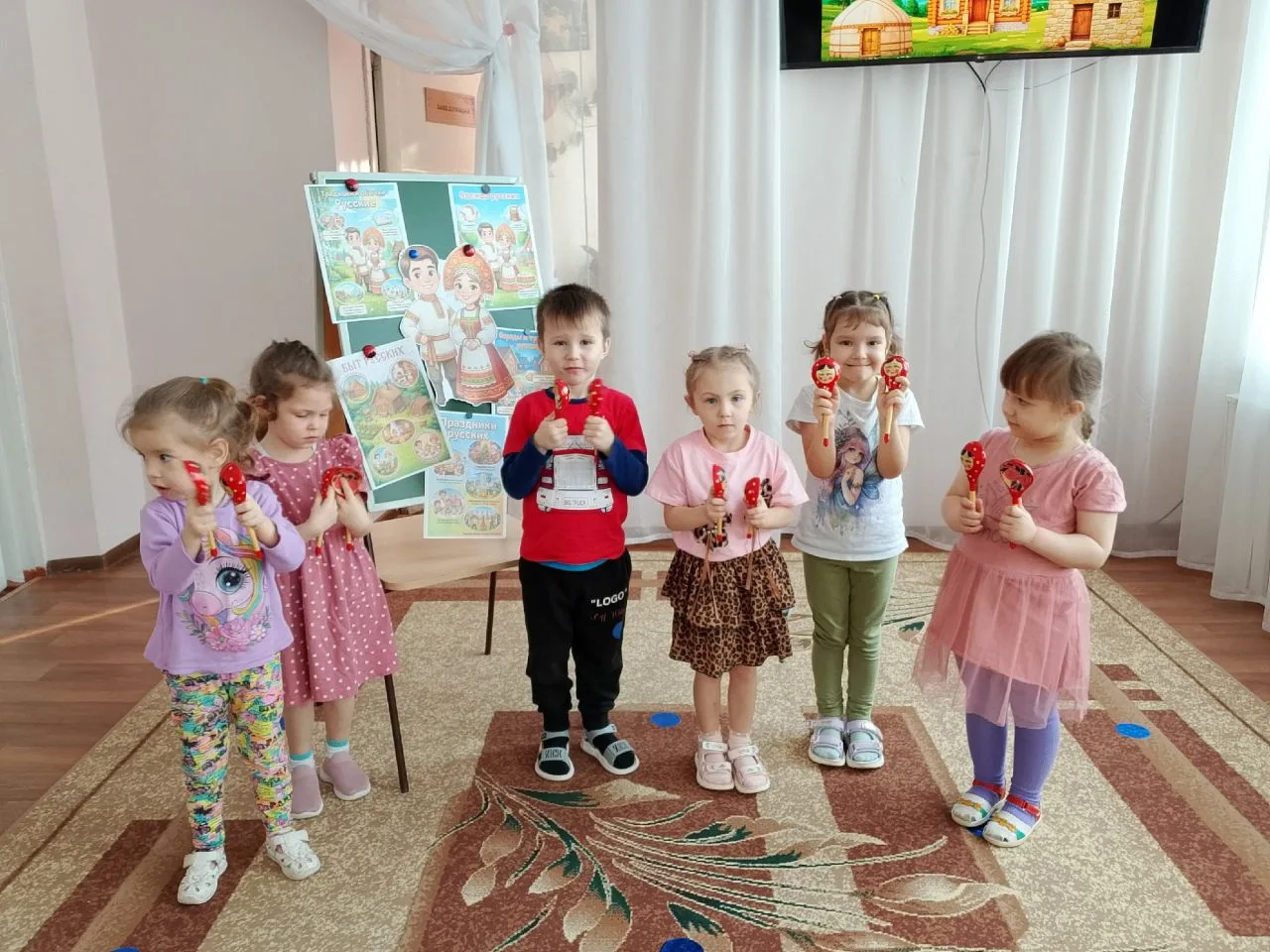 🇷🇺🛖🪑В средней группе " Ромашки" прошла тематическая неделя "Традиции и обычаи нашег...