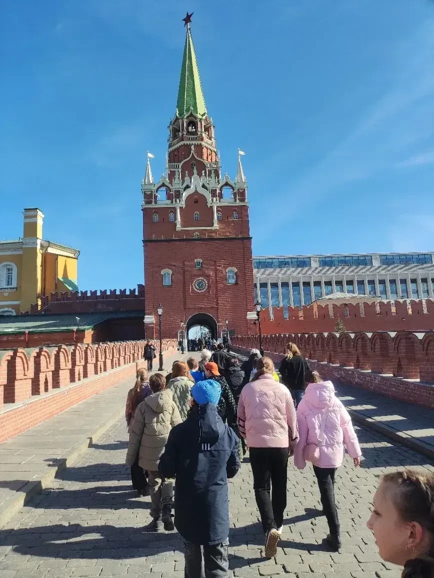 УРОК ПОЗНАНИЯ ОТЕЧЕСТВА для лицеистов состоялся в самом сердце столицы России. Школьный десант 6а (к