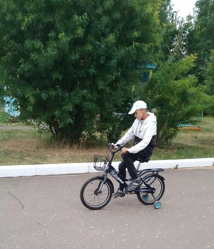 Лица сияют, педали крутятся- вот оно настоящее лето! Прогулка выдалась особенно активно...