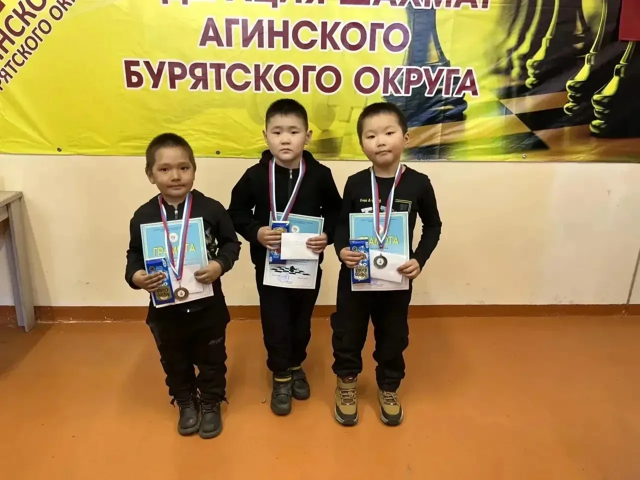 Дебют наших первоклассников на краевой шахматной арене!   Наша вторая команда юных шахматистов - нас
