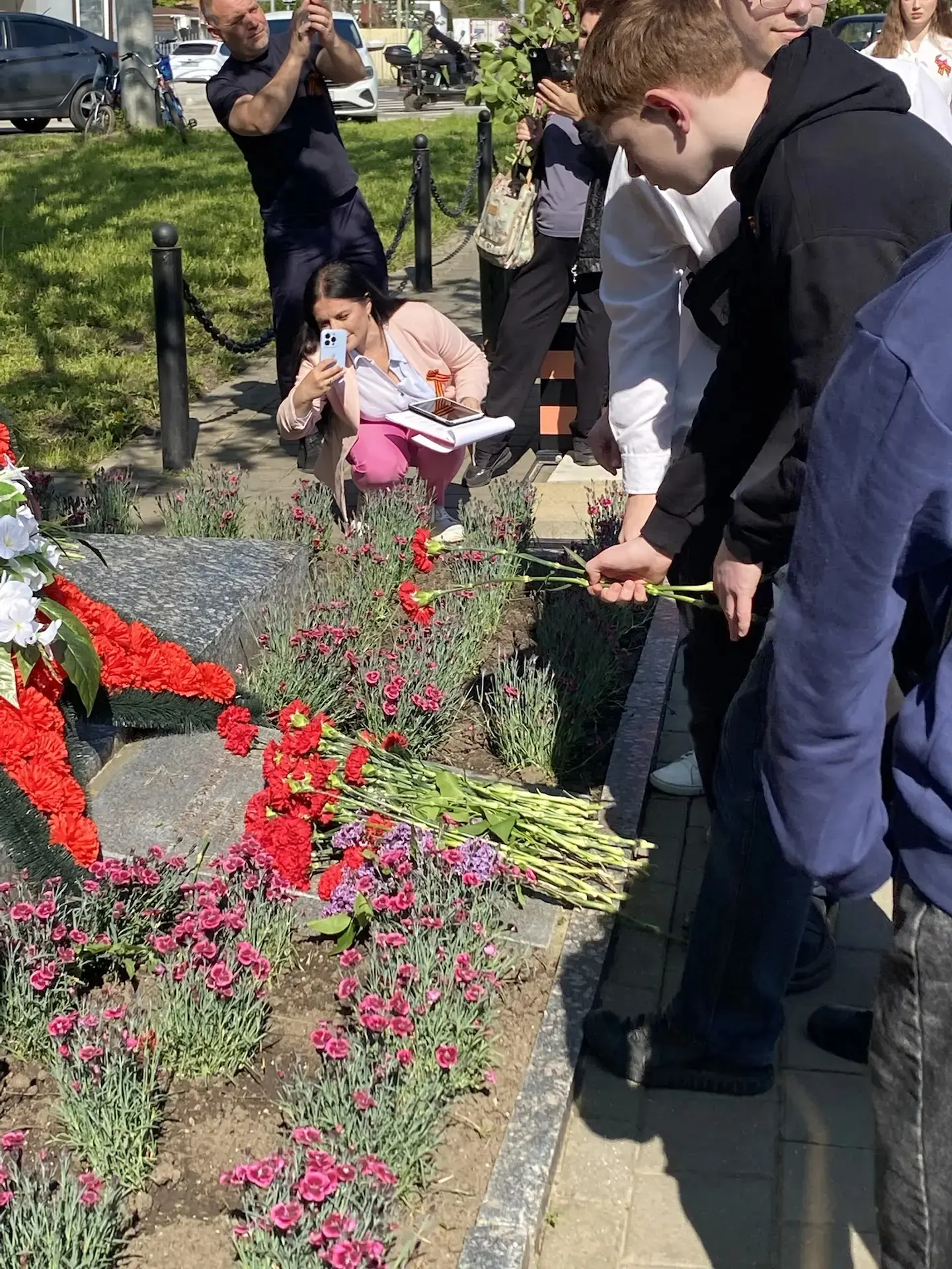9 Мая, в день Великой Победы, ученики 7Б и 8Б классов приняли участие в торжественном мероприятии и 
