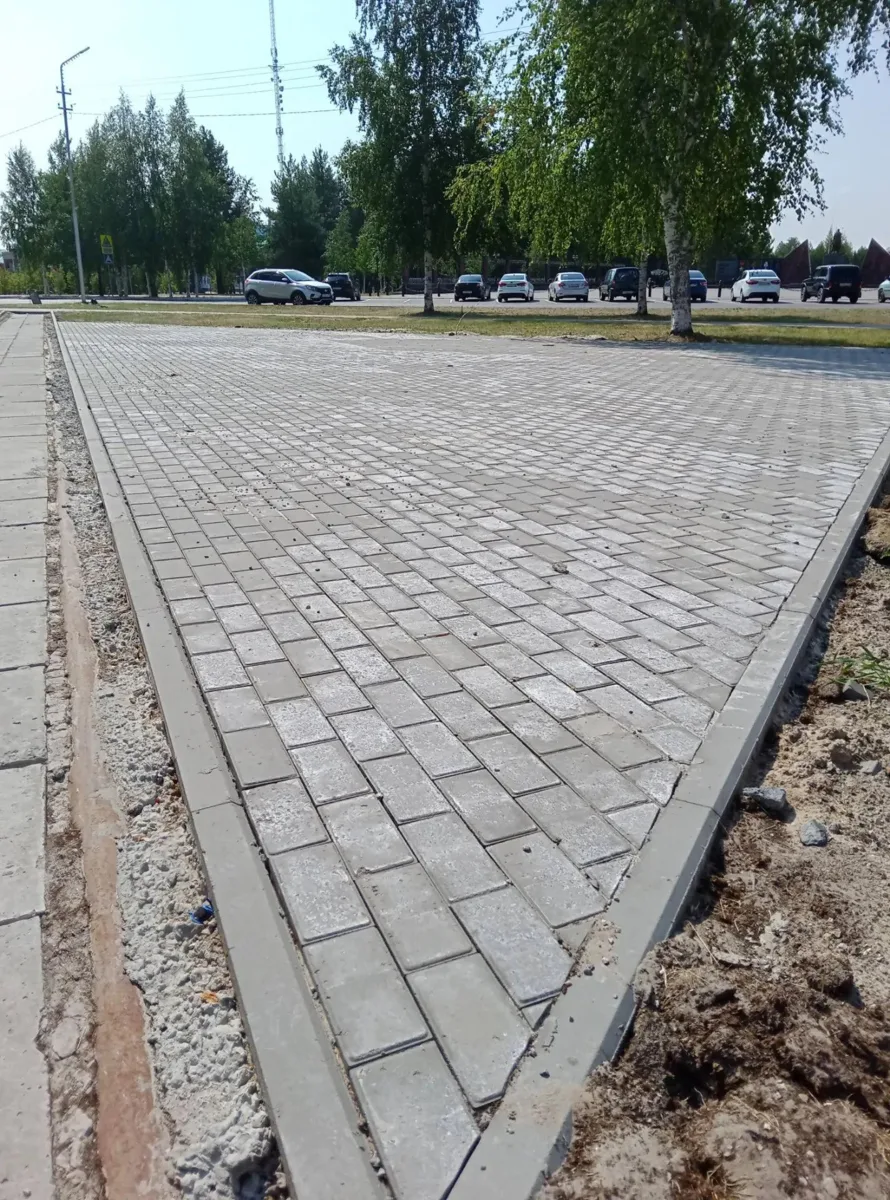 🚧 Дворы на Молодёжной в Покачах обновлены на 70%