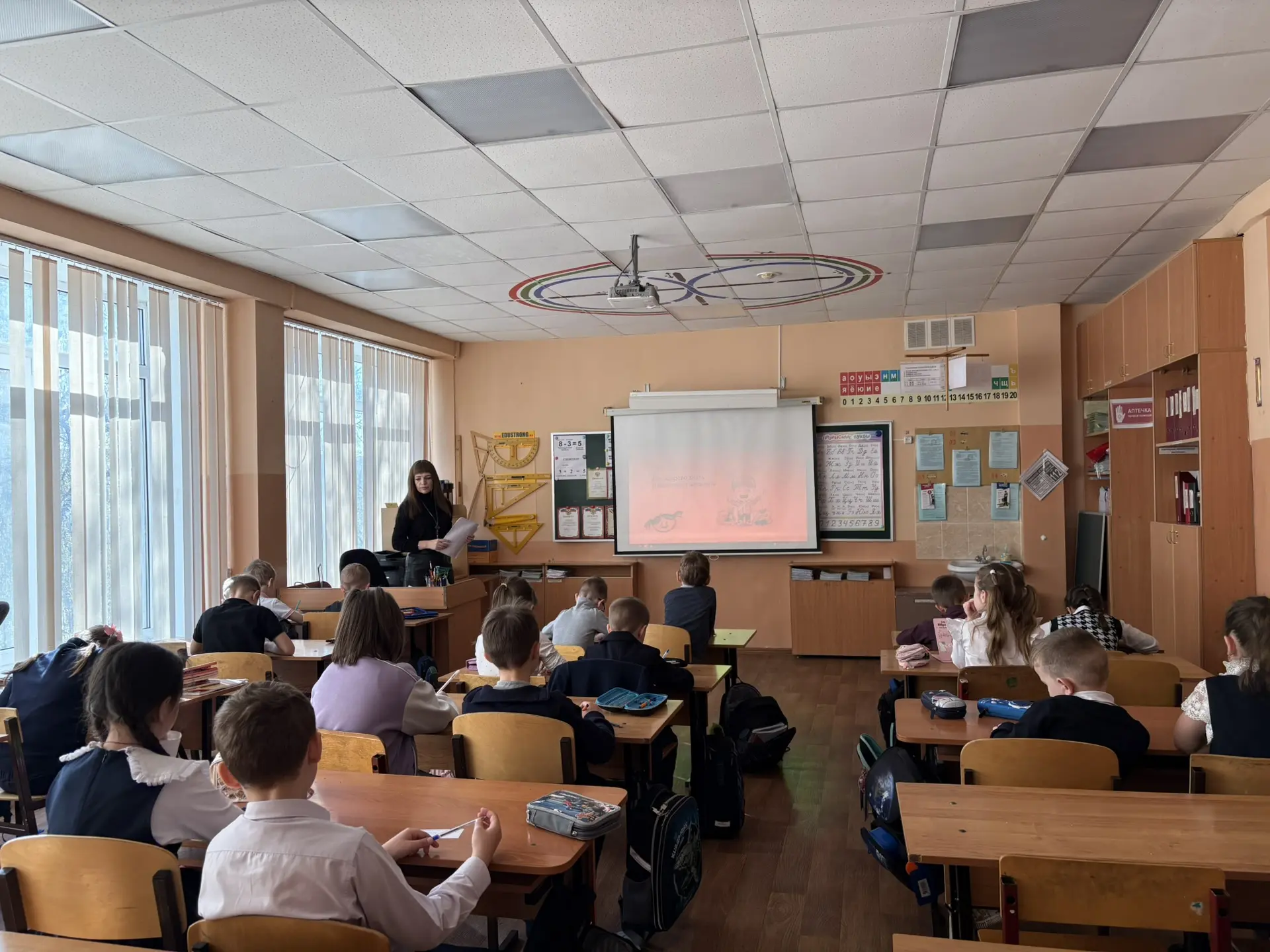 В понедельник, традиционно прошёл торжественный подъём флага. Этот день был посвящён теме космоса и 