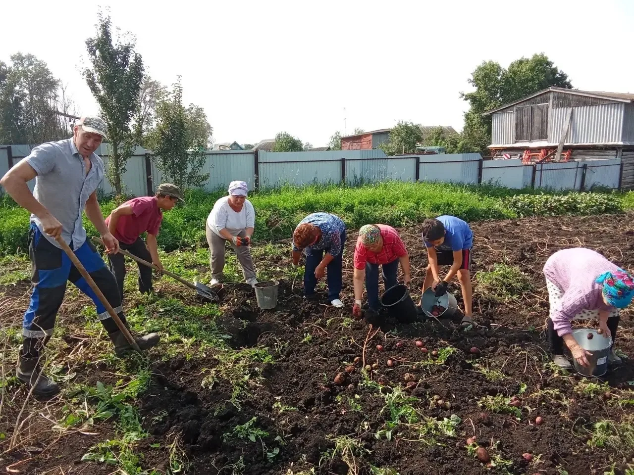В деревне Сарсаз прошла акция помощи семье участника СВО. Её организовали при поддержке...