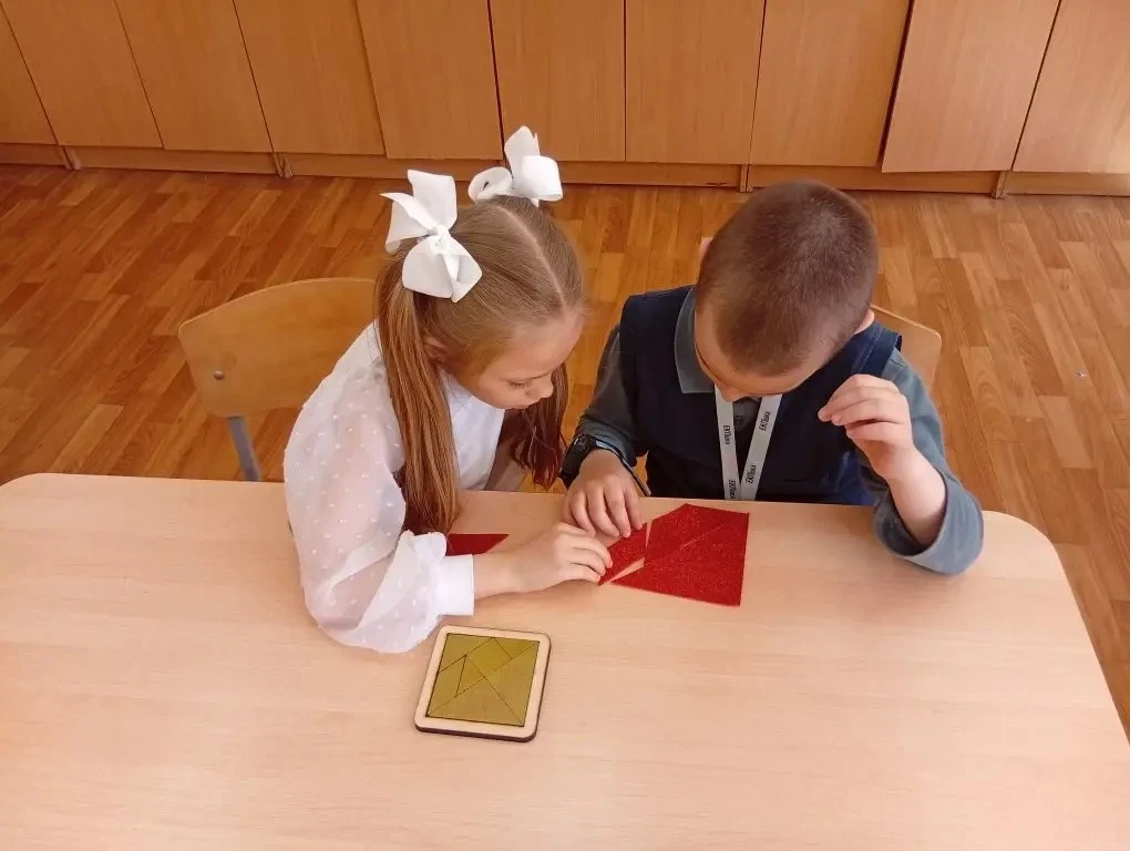 Чем заняться первоклассникам после уроков в группе продлённого дня?   ✌🏼Конечно же, можно немного по