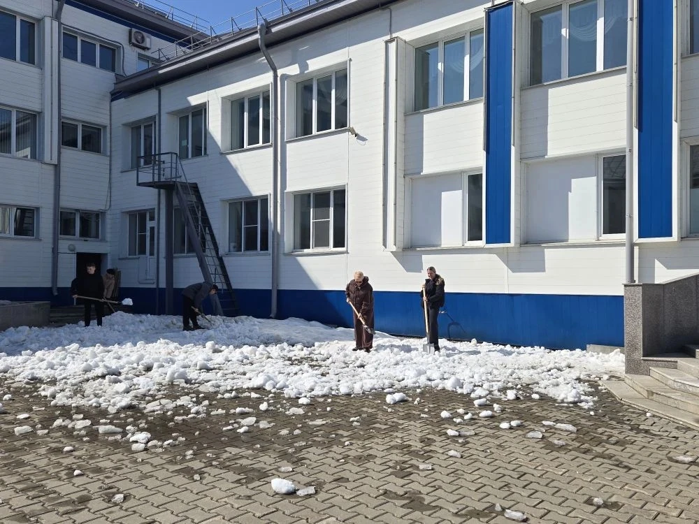❄ Осторожно, сугробы в шоке!  🌞Сегодня в солнечную погоду наши гимназисты и педагоги дружно взяли ло
