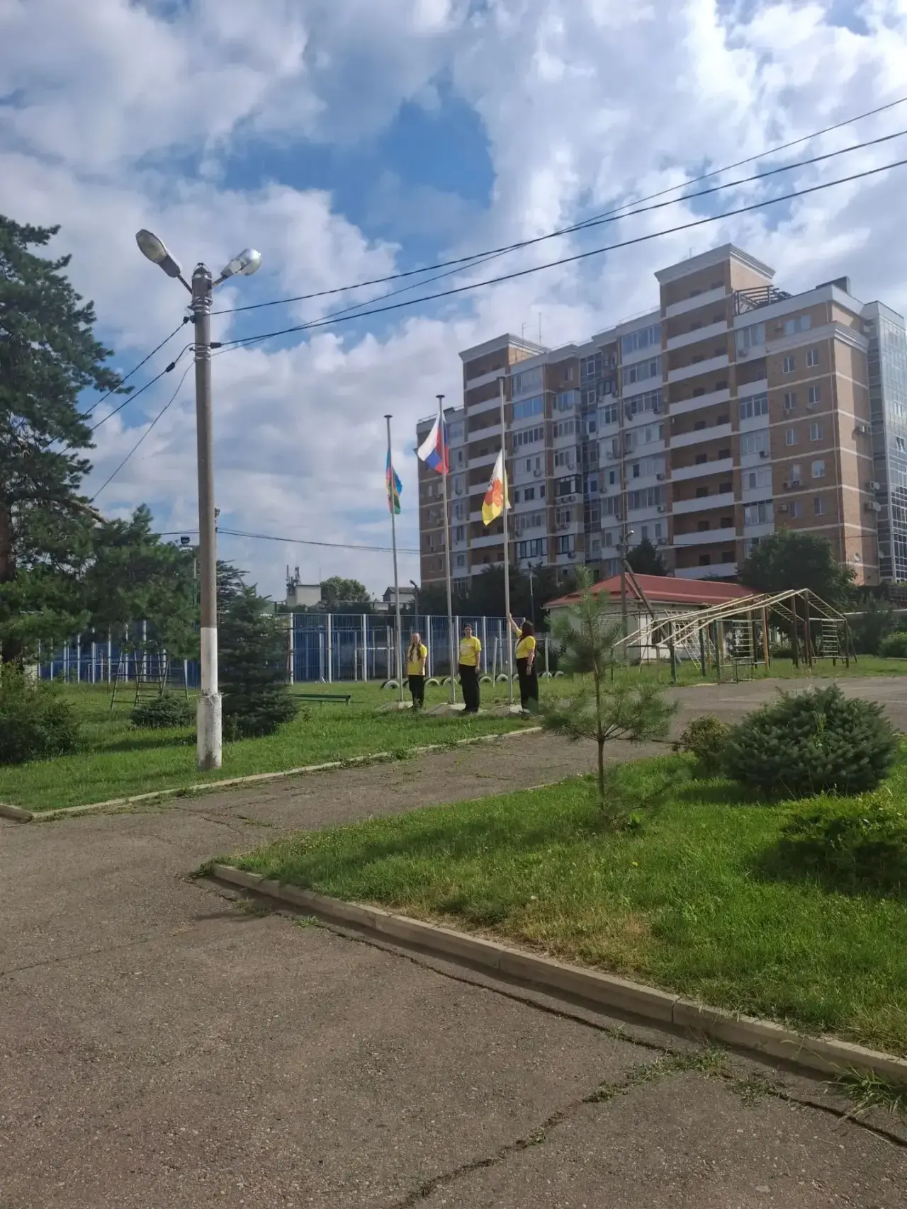 Восьмой день «Интеллектуального лета» в гимназии  ☀️

День начался с исполнения гимна Российской Фед