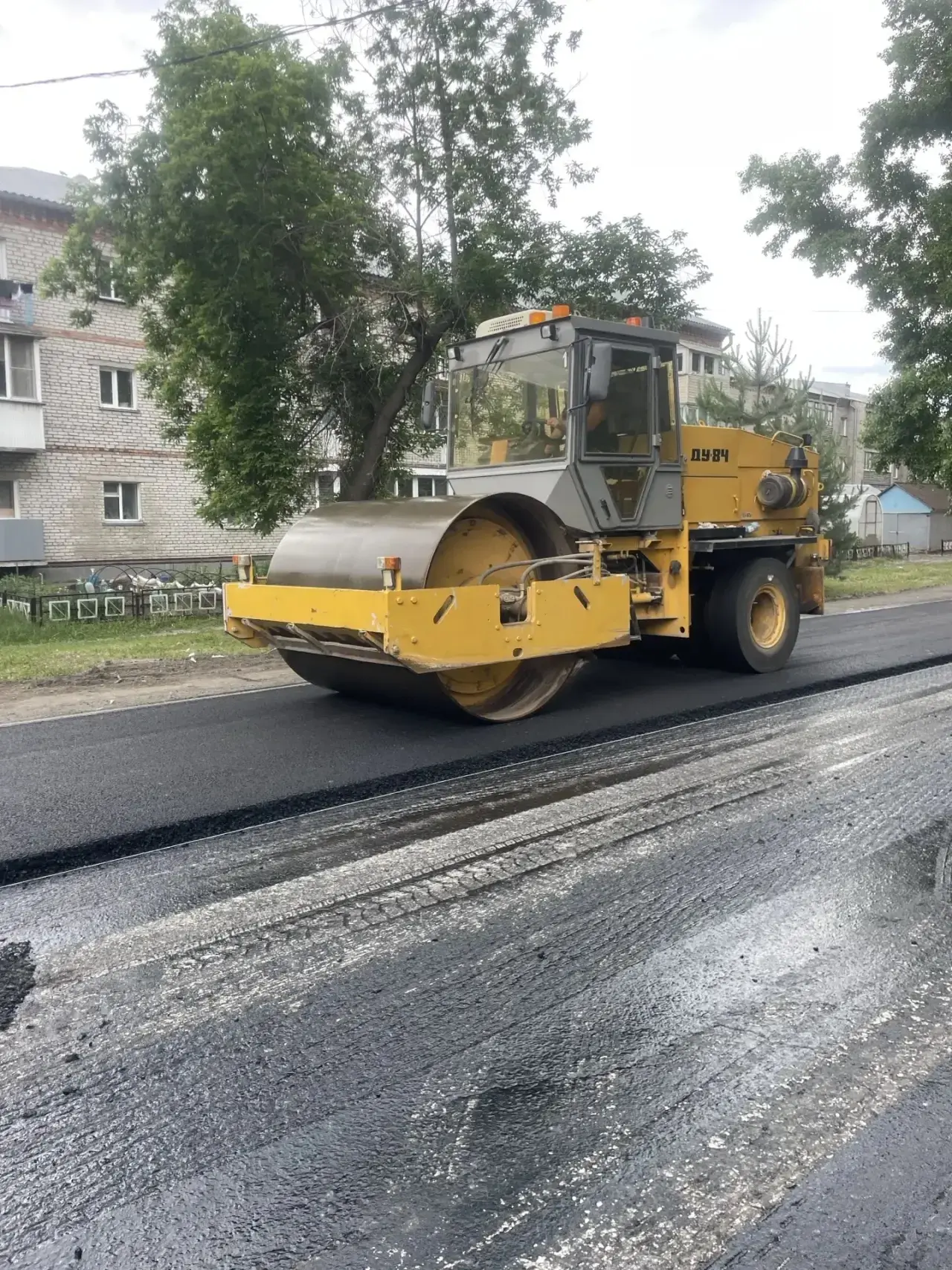 В рабочем поселке активно продолжаются работы по укладке дорожного полотна на улице Ленина. 

Паралл