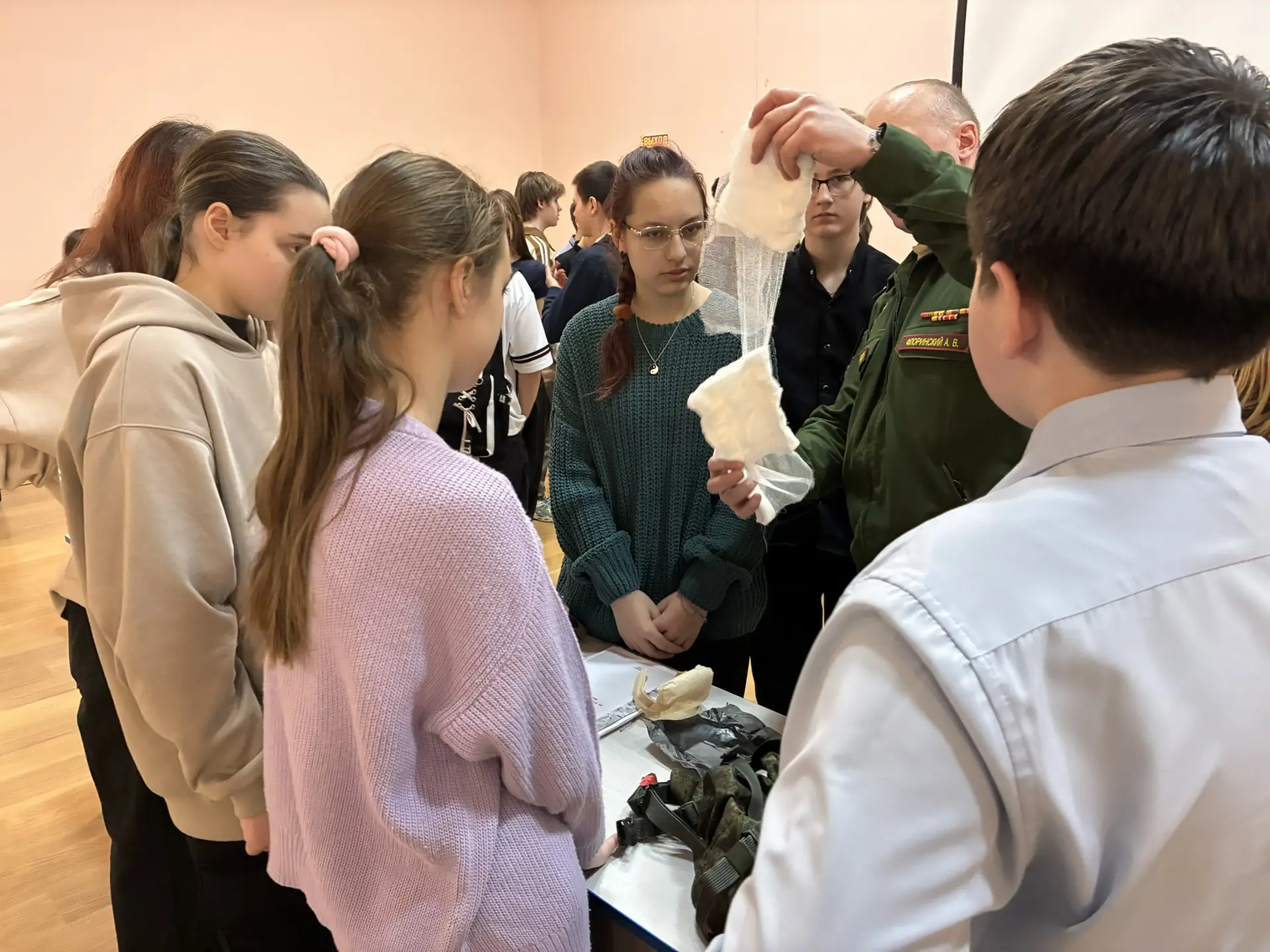 🇷🇺 Встреча с героями: в школе №175 прошел Урок мужества🇷🇺  В рамках патриотического воспитания молод