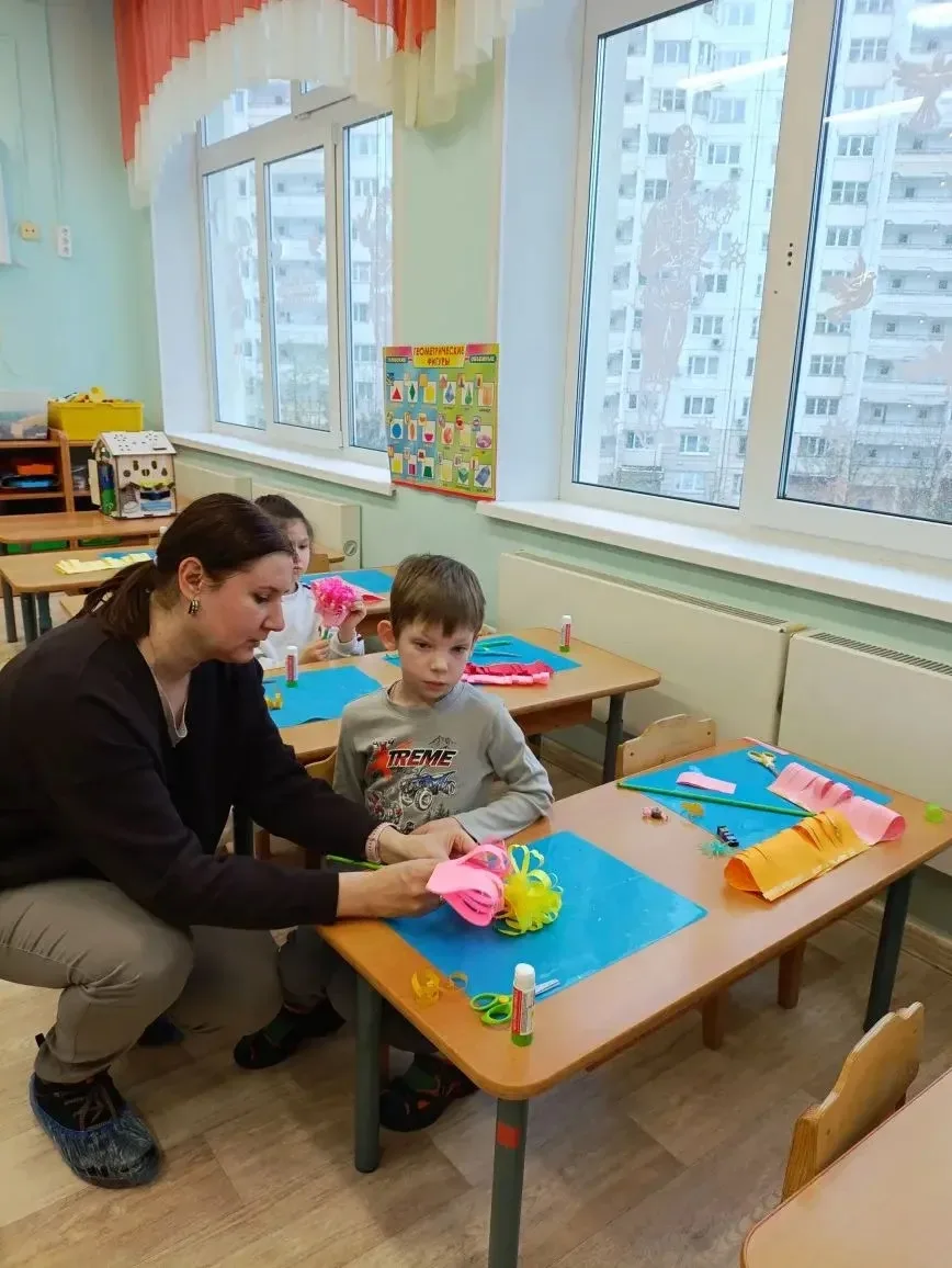В нашей школе прошёл трогательный и очень важный мастер-класс по изготовлению гвоздики ко Дню Победы