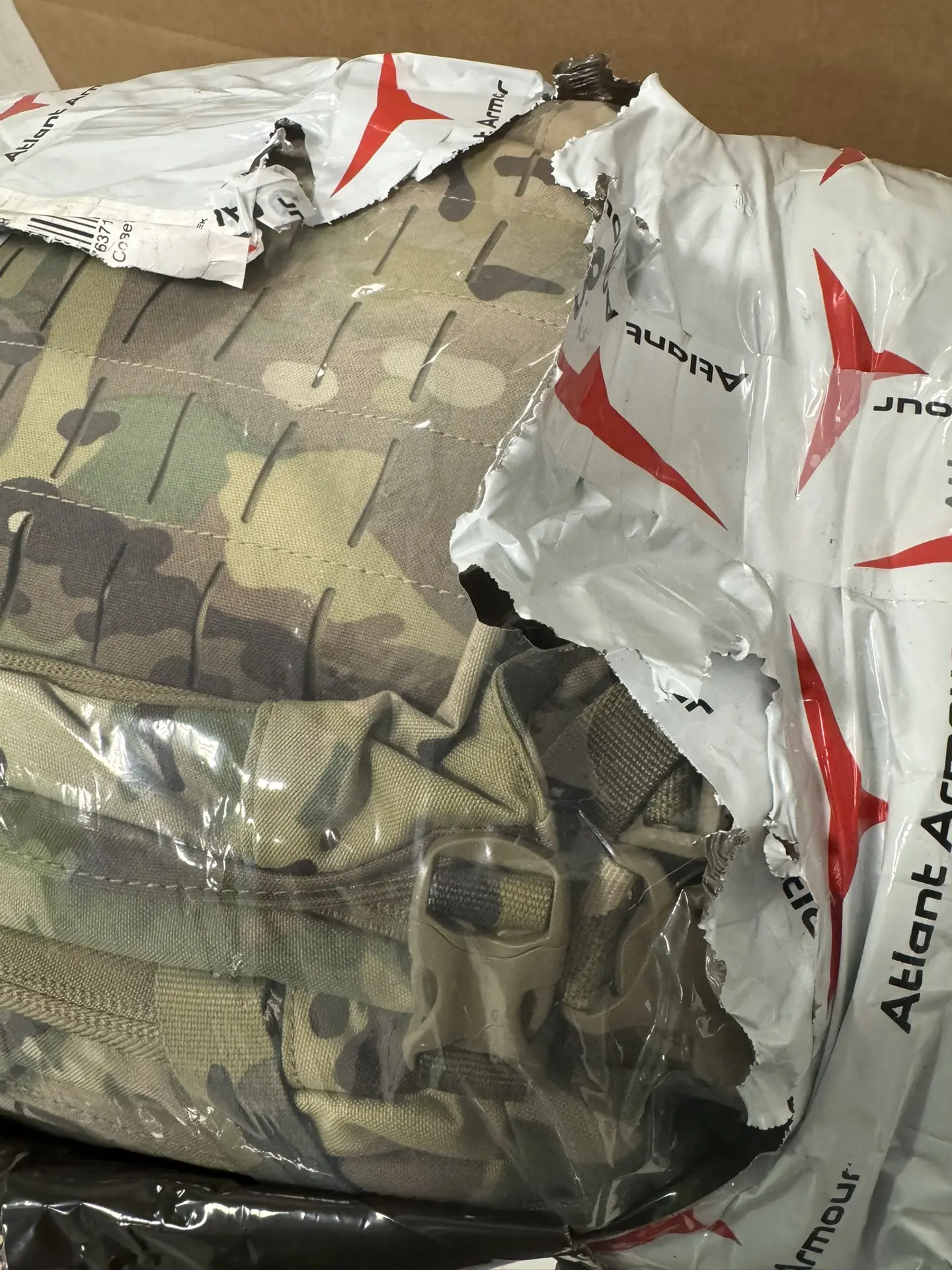 Из упаковки выглядывает рейдовый Ермак-70 (https://atlant-armour.ru/catalog/ryukzaki-i-...