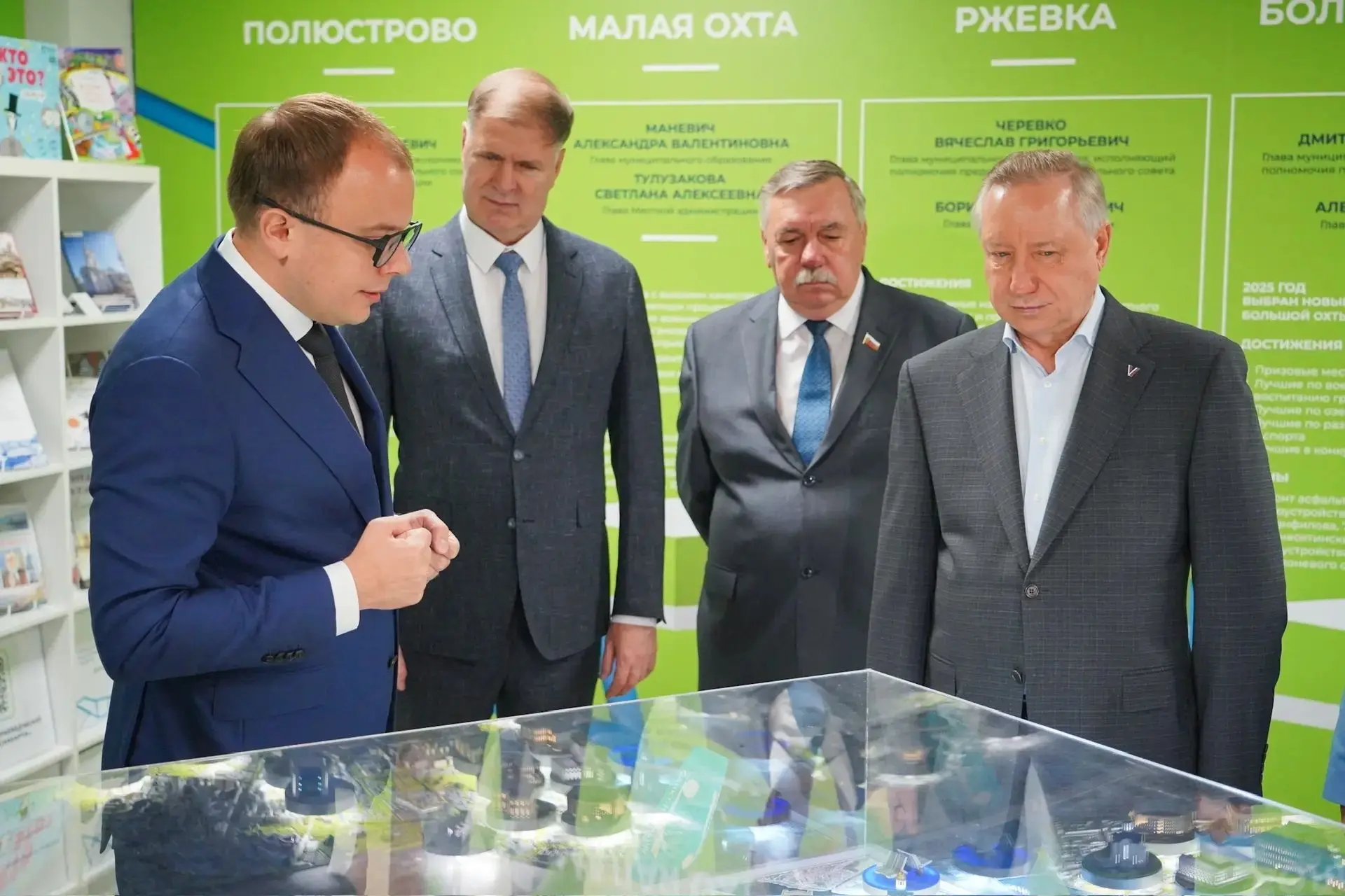 Выставка «10 приоритетов Красногвардейского района» в самом разгаре! И сегодня её посетил губернатор