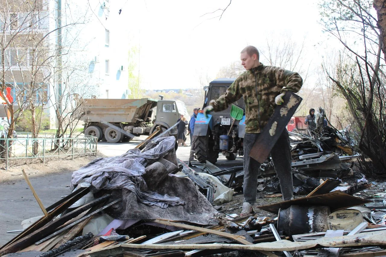 Жители Сызрани вышли на уборку двора дома, пострадавшего при атаке дрона  Жители близлежащих домов