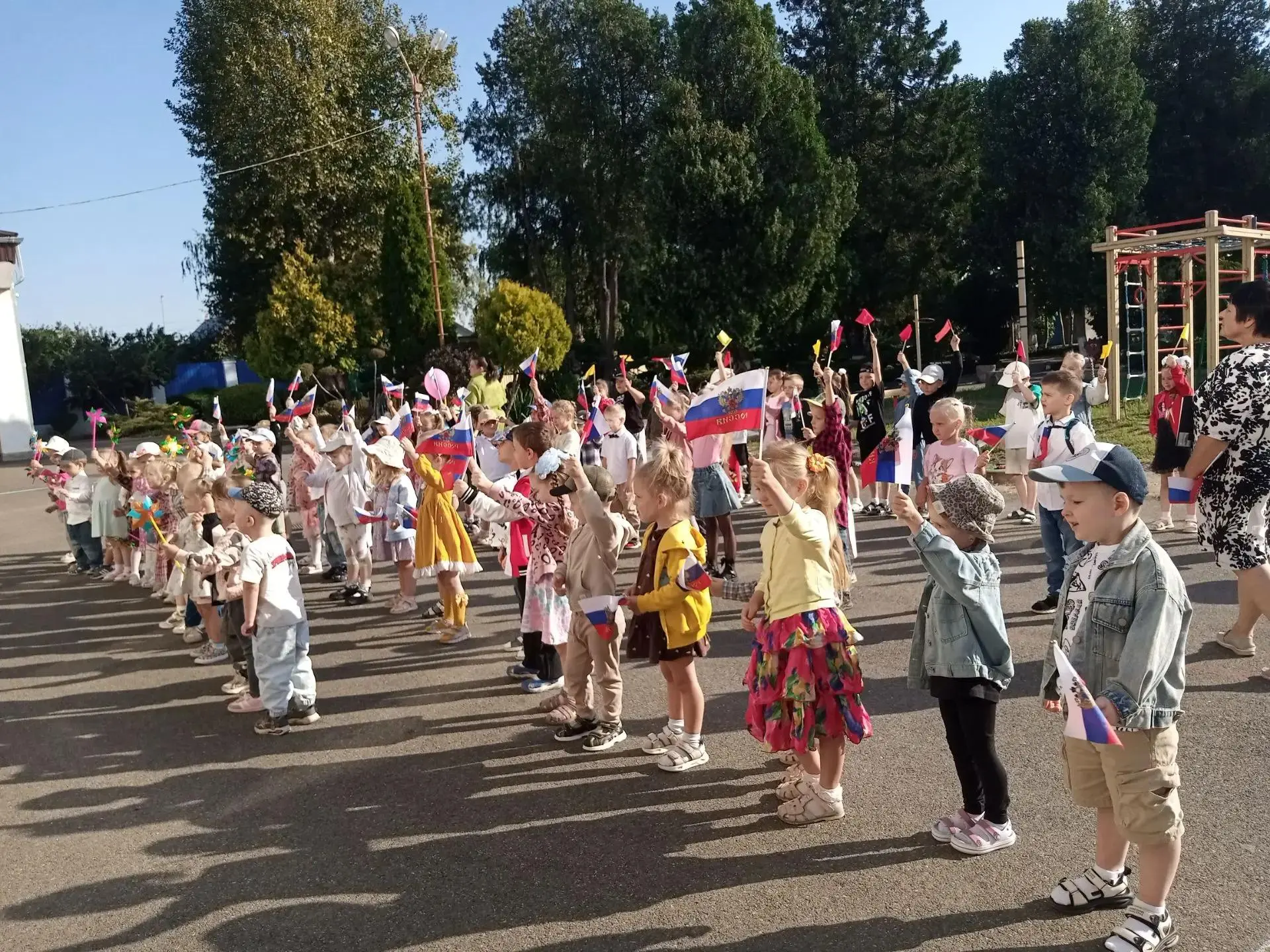Сегодня в нашем детском саду настоящий праздник — День знаний!