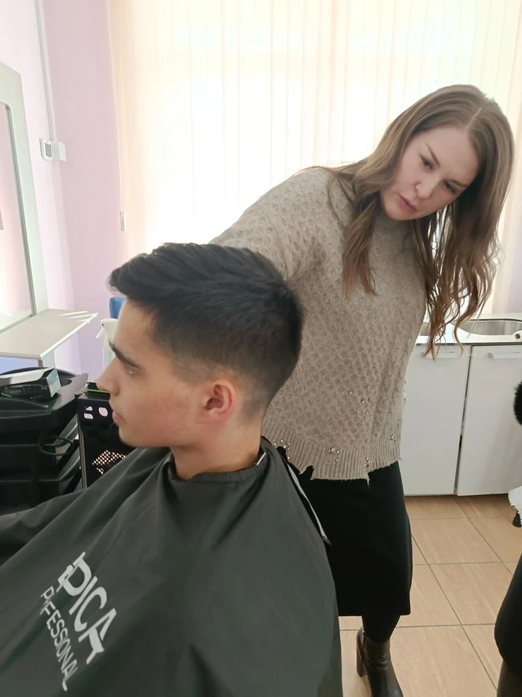 Квалификационный экзамен в группе 22‑22: шаг к профессии парикмахера-модельера ✂️🎓.  1 апреля группа