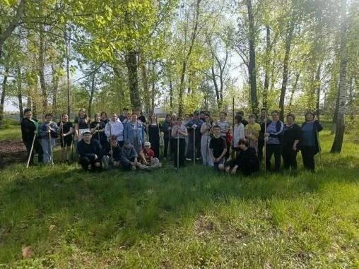 🌿 В Лисках расчистили сквер для будущей «Рябиновой тропы славы».