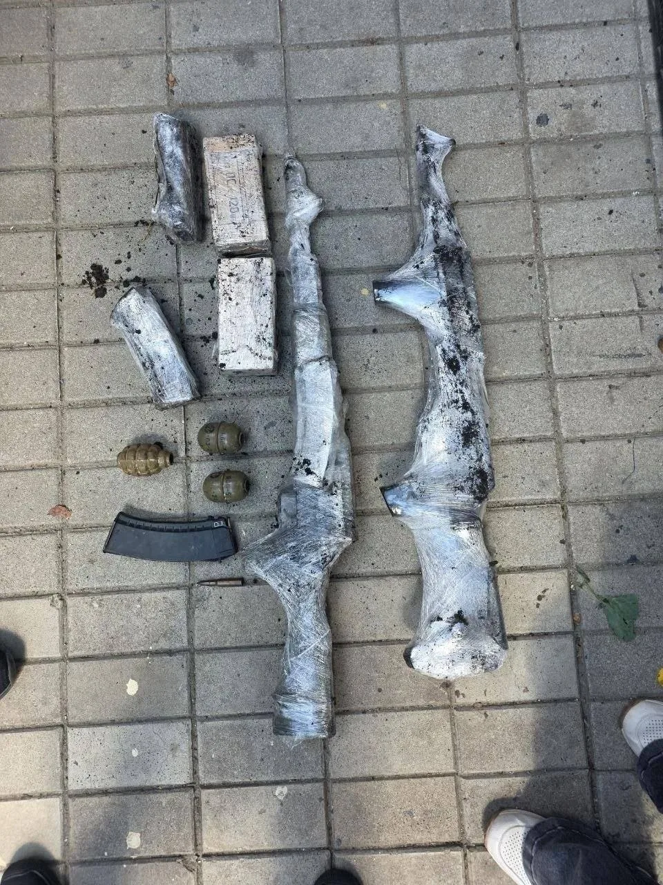 В Донецке женщина спрятала арсенал в огороде