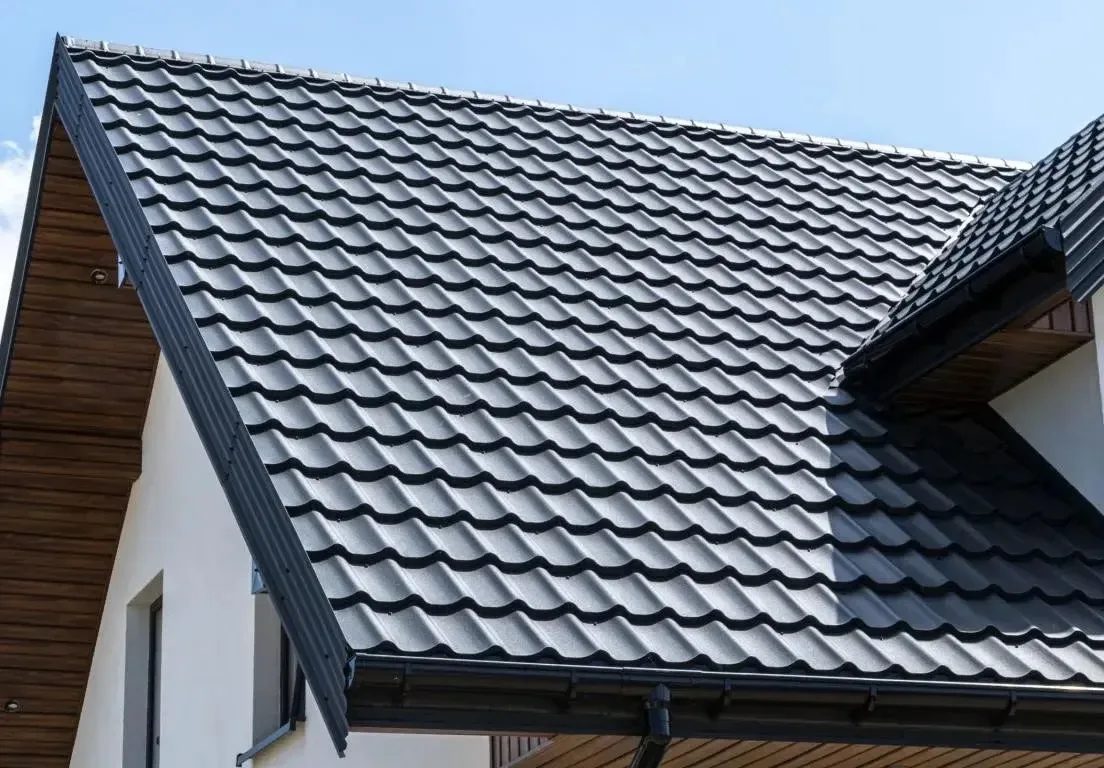 Кровля из металлочерепицы: плюсы и минусы, о которых вы должны знать 🏠