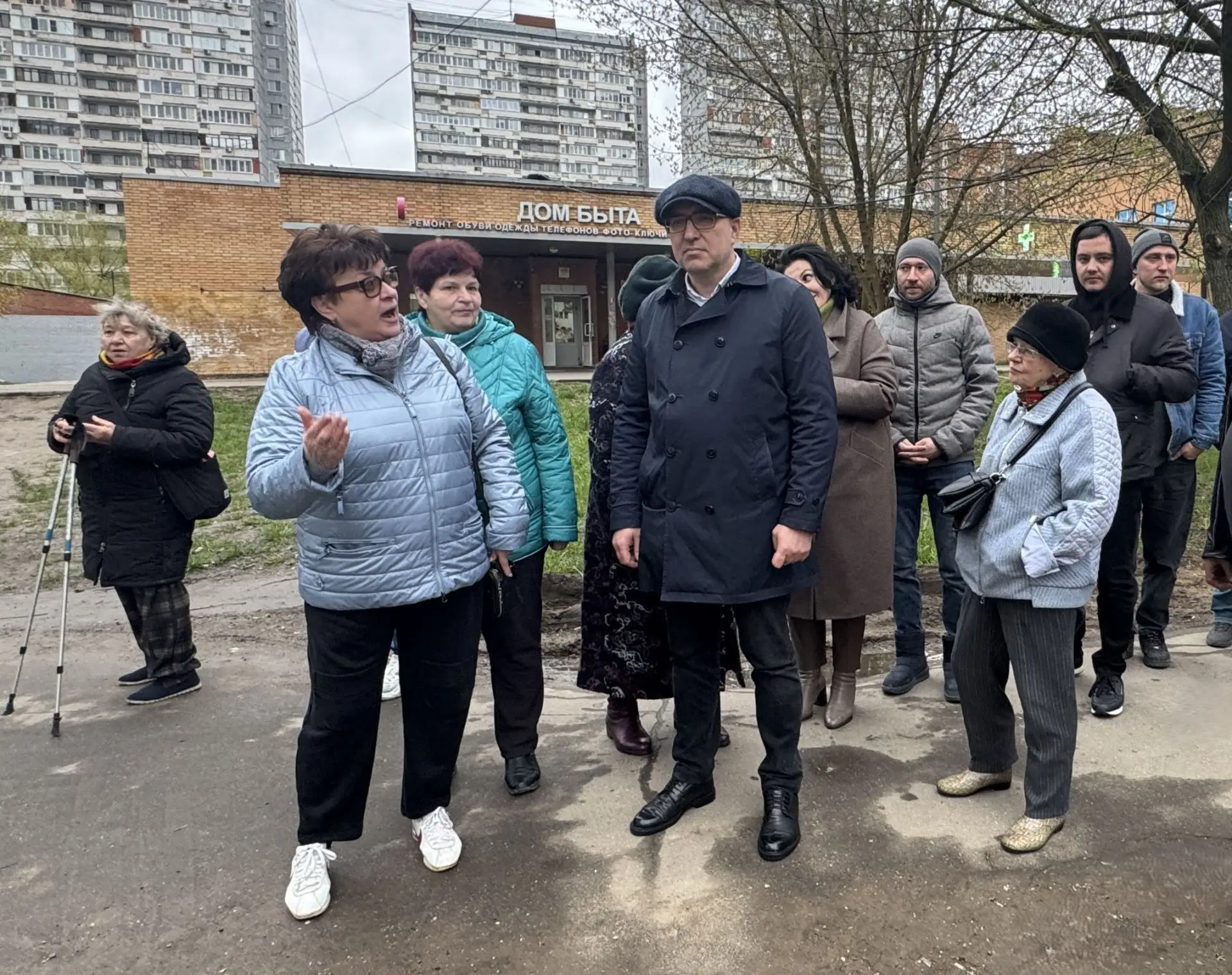 Алексей Зотов провел обход в микрорайоне «В»  Глава управы района Троицк, совместно с жителями прове