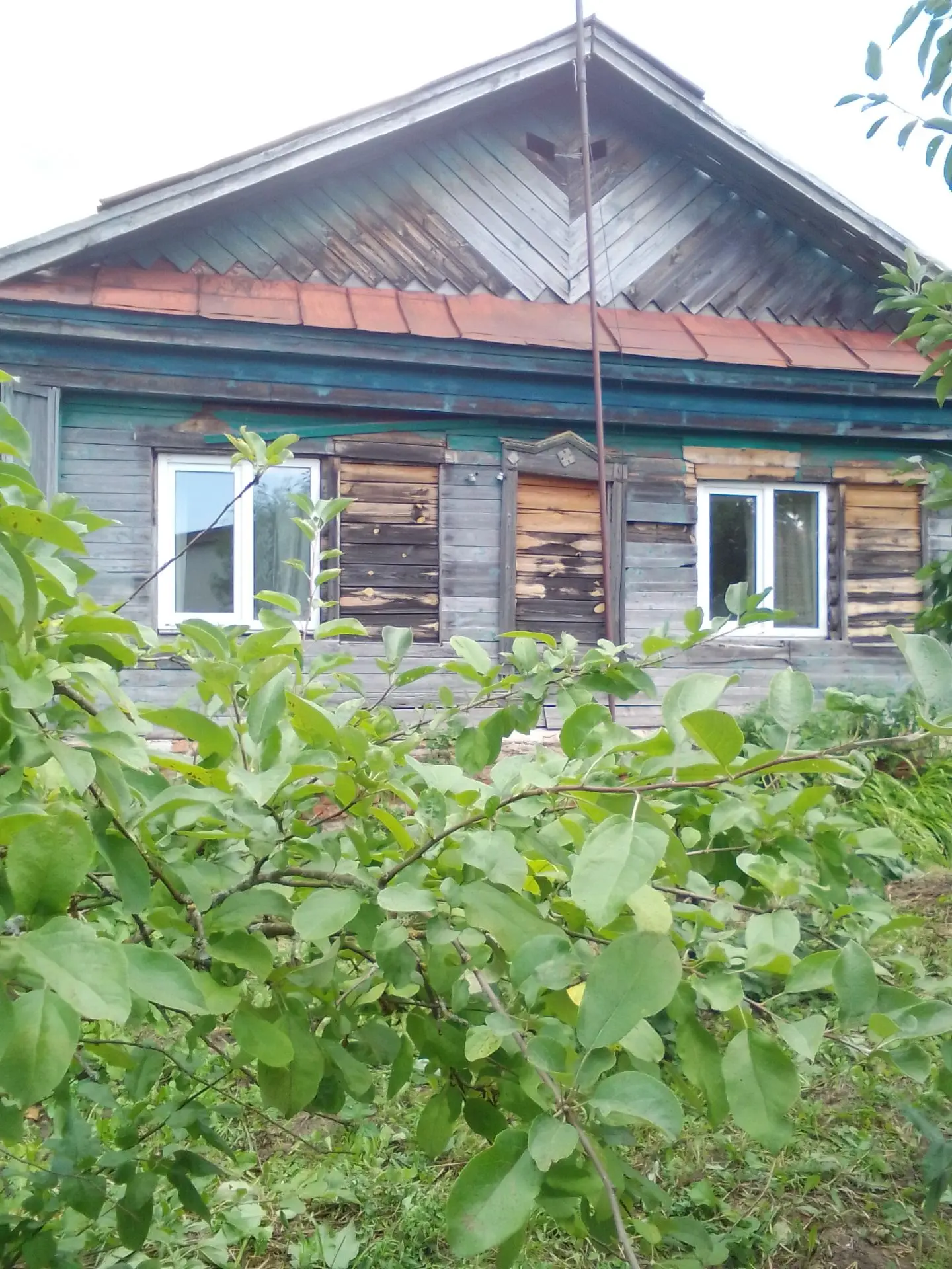 Продаю жилой дом в деревне. С недостроенным пристроем к дому, гаража, сарая. Газ, свет,...