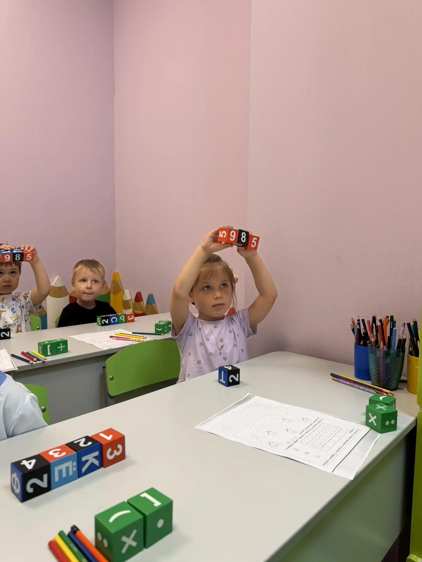 Сегодня на занятии по подготовке к школе в младшей и средней группах дети изучали счёт,...