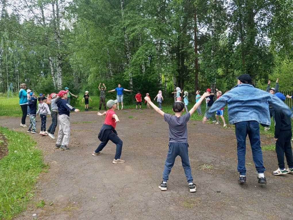 💥День Первых в нашем лагере!
Сегодня председатель  местного отделения Движения Первых Кафия Жуйкова