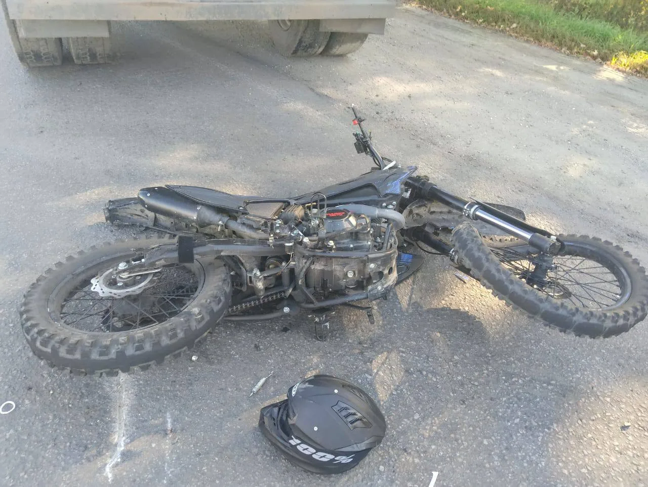 В Павловском районе водитель КамАЗа с прицепом сбил 16-летнего подростка на мотоцикле