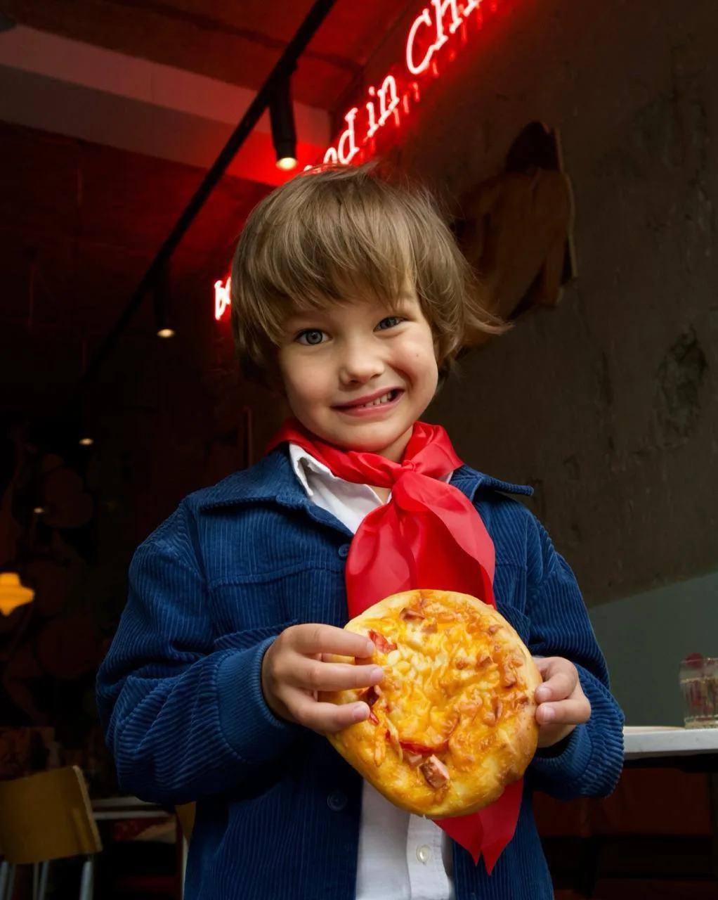 🍕🤓 В московском баре SUR можно поностальгировать и заказать ту самую школьную пиццу.