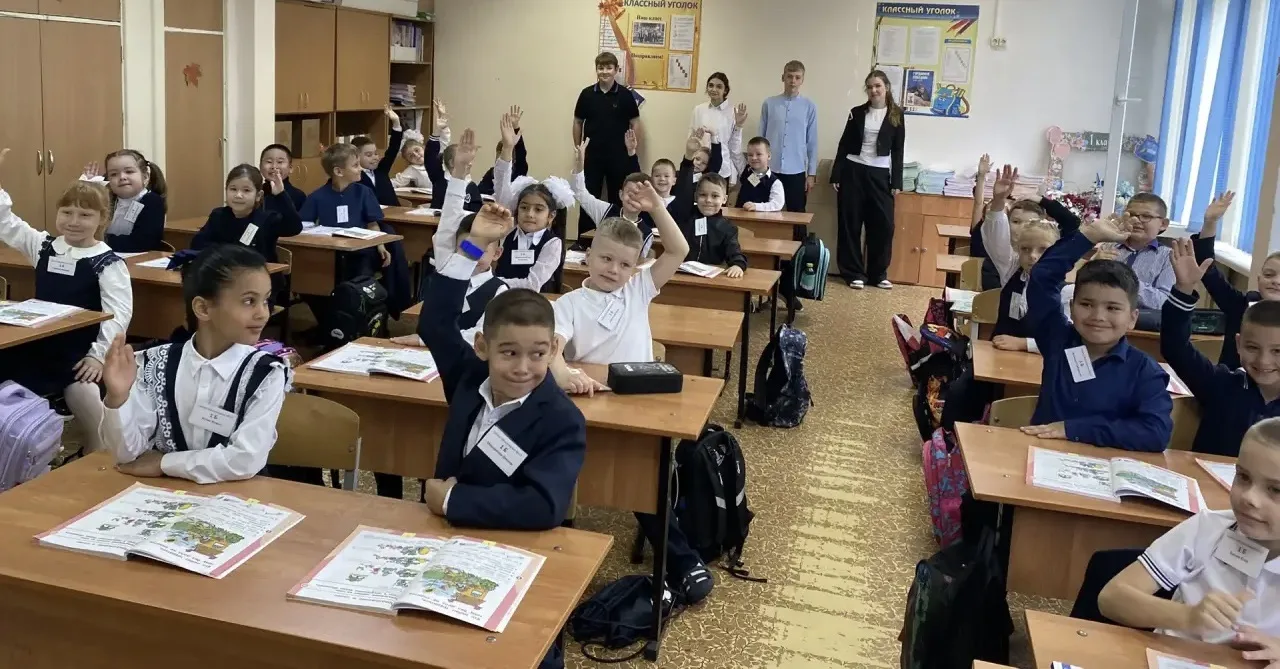 Сегодня, 2 сентября, в МБОУ ЦО 12 дети выпускных 9-х классов по доброй традиции вручили...