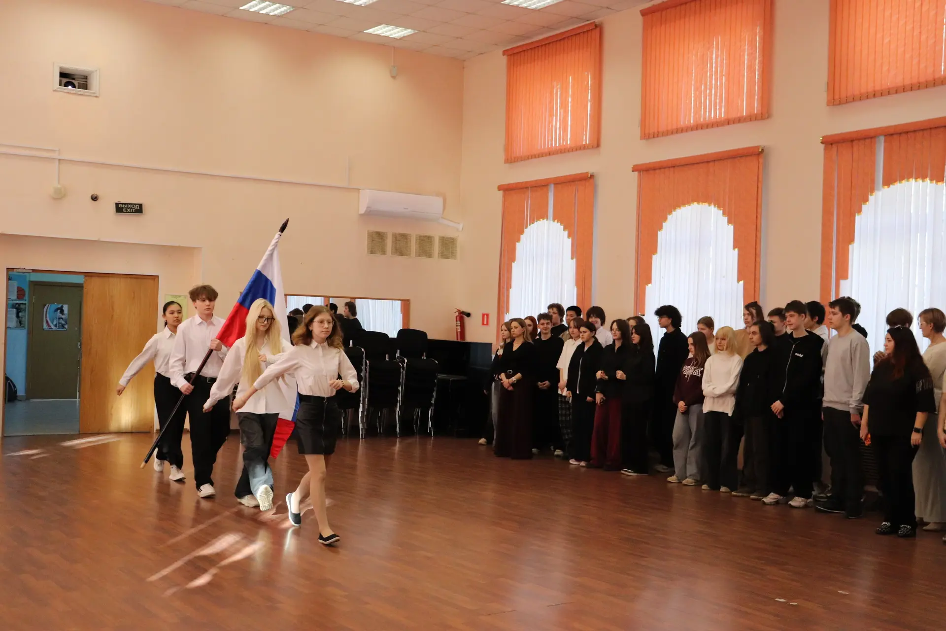 На финишной! 🇷🇺  Учебная неделя в школе традиционно началась с торжественной линейки — на этот раз п